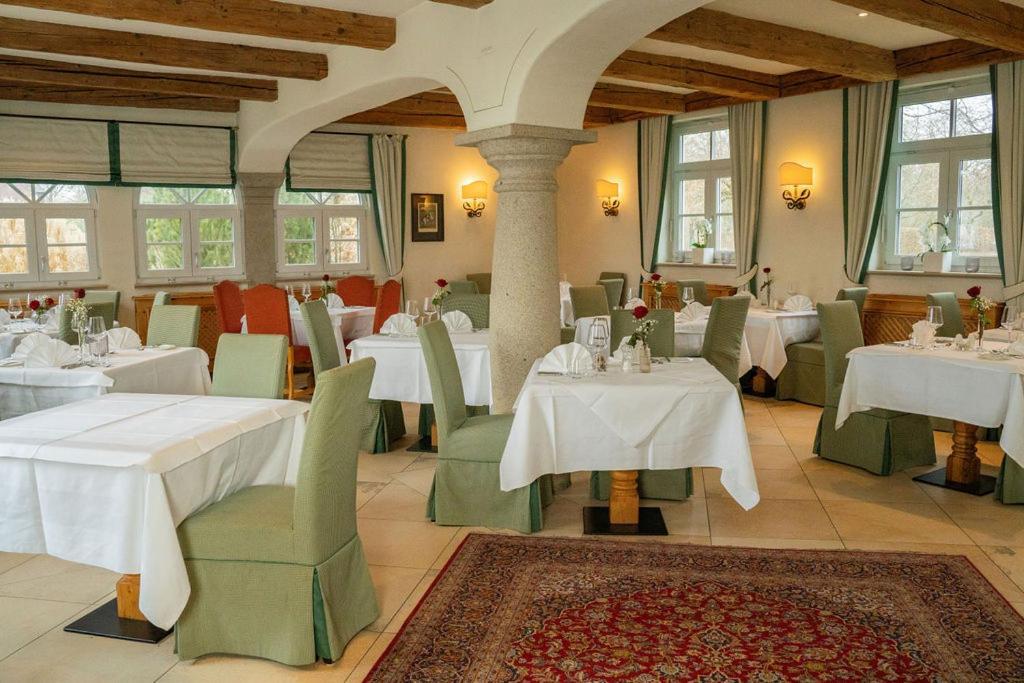 Gut Altholz Landhotel Und Restaurant Hutter Plattling Exterior foto